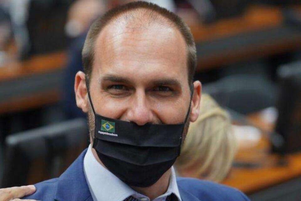 O deputado Eduardo Bolsonaro (PSL-SP) recebeu diagnóstico de Covid-19 nesta sexta-feira (24).