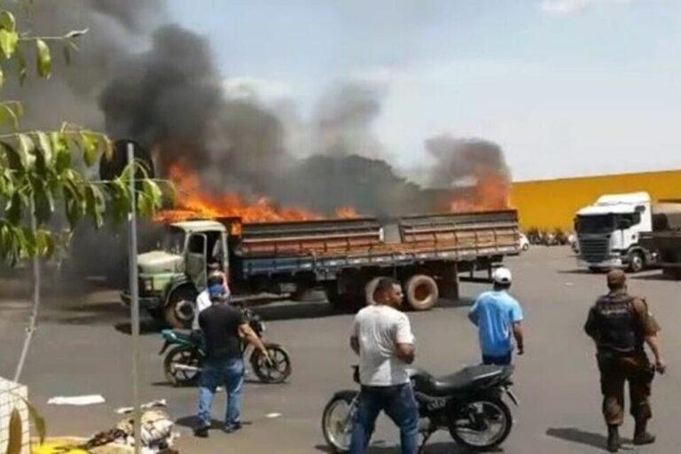 Caminhão pega fogo dentro do Ceasa, em Goiânia