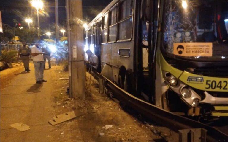 Homem suspeito de furtar ônibus é preso após bater veículo contra mureta, em Aparecida de Goiânia