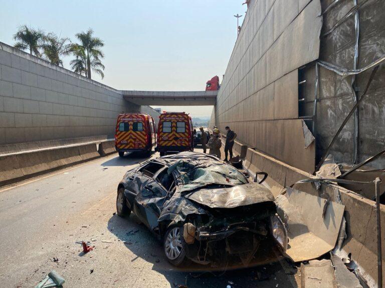 Carro cai de viaduto na GO-080, em Goiânia
