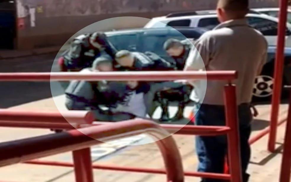 A Justiça mandou prender o tenente que foi filmado espancando o advogado Orcelio Ferreira Silverio Junior, de 32 anos, em Goiânia.