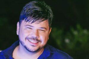 Na madrugada desta segunda-feira (27), populares encontraram o corpo de cantor sertanejo Giovanne Salles sem vida dentro de carro alugado