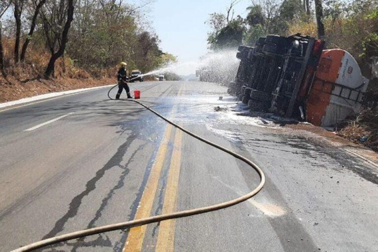 Caminhão tomba em Uruaçu carregado com álcool etílico na BR-153