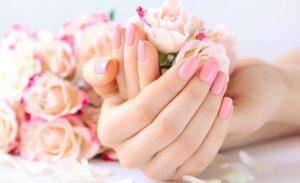 Ter unhas quebradiças pode ser um pesadelo para nós mulheres, que adoramos ter as unhas sempre bem feitas e tratadas.