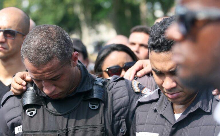 Policiais e outros servidores públicos protestam pelo pagamento da data-base em Goiás