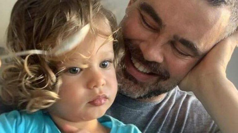 Carmo Dalla Vecchia se declara ao filho e fala de dupla paternidade