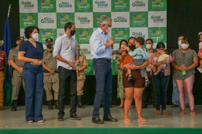 Mães de Senador Canedo são beneficiadas com cartão do Programa Mães de Goiás