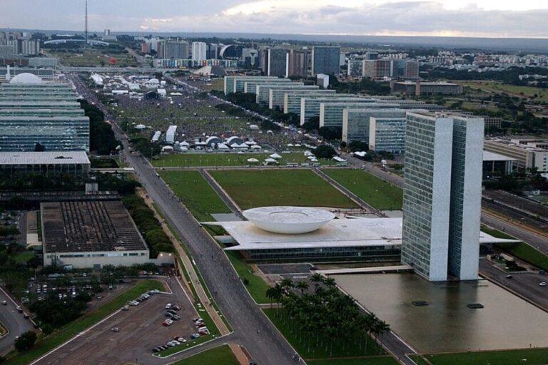 Servidores federais se reúnem para discutir possível paralisação nesta quarta-feira (29)