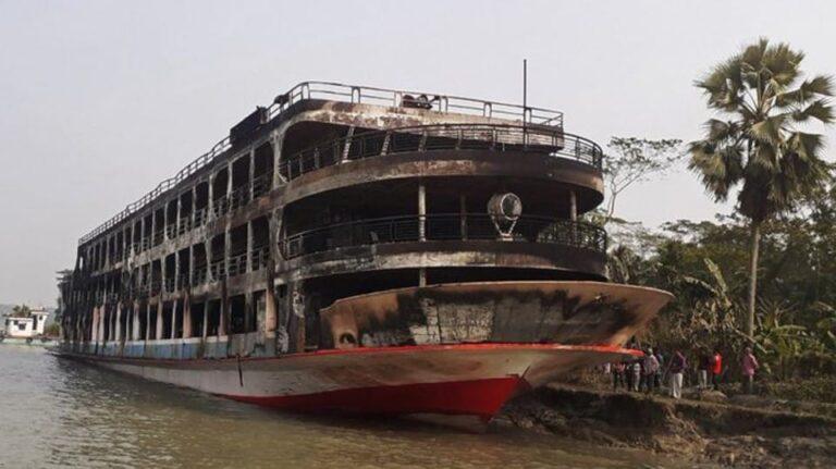 Bangladesh: Incêndio em barco deixa 39 mortos e 72 feridos