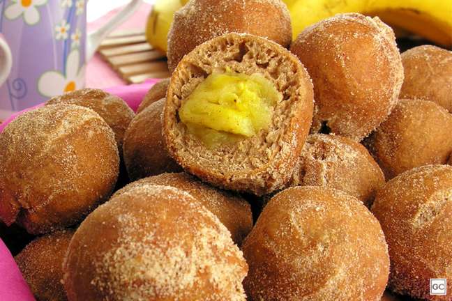 Bolinho de chuva com chocolate e banana