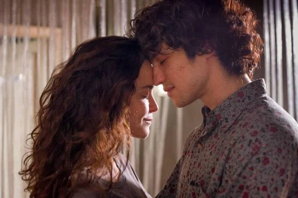 Entenda por que o filme Eduardo e Mônica foi adiado mais uma vez