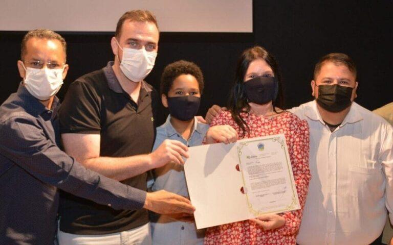 Prefeitura entrega 255 escrituras para moradores de 16 bairros em Aparecida