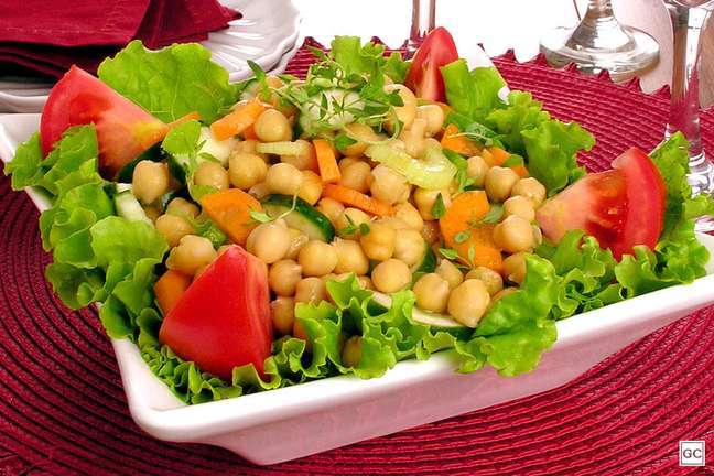 Saladas veganas que valem por uma refeição