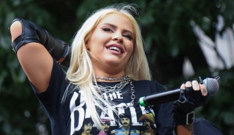 Luisa Sonza faz show surpresa na Avenida Paulista