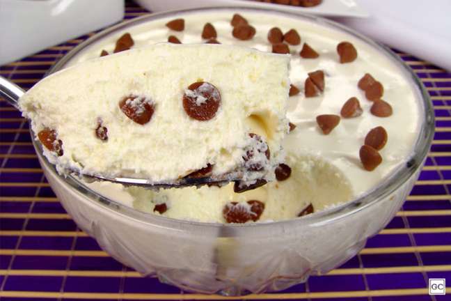 Mousse de leite com gotas de chocolate