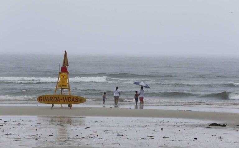 Tempestade no último dia do ano frustra turistas no litoral de SP