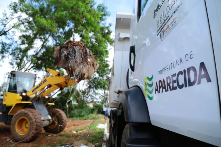 Aparecida: Prefeitura recolhe toneladas de lixo na cidade