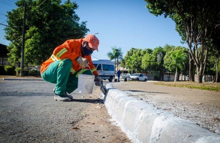 Prefeitura pinta 3,5 mi de quilômetros de meio-fio em 12 meses de gestão