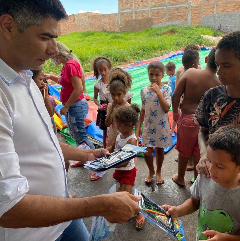 Vereador Eliel José leva cultura e alegria a crianças carentes de Senador Canedo