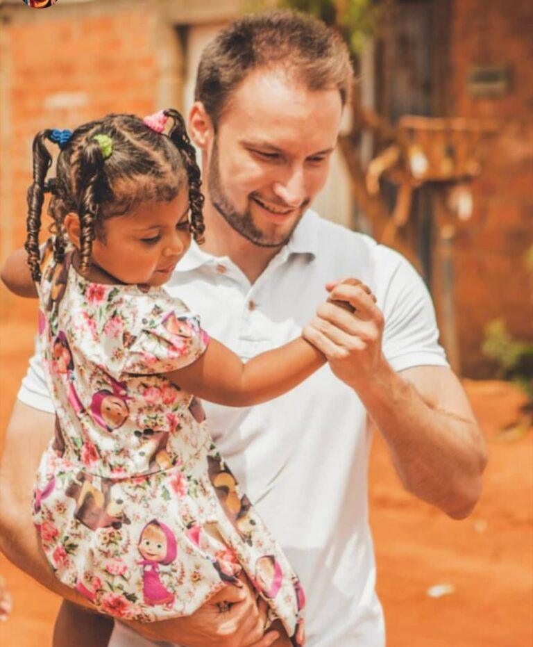 Com olhar fraterno e solidário, engenheiro doa cestas e amor a comunidades vulneráveis da Grande Goiânia