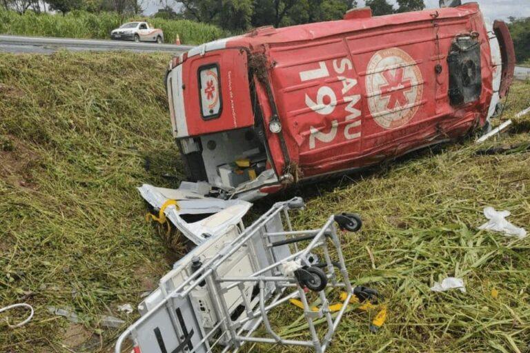 Ambulância do Samu capota em Professor Jamil durante transporte de recém-nascido para Goiânia