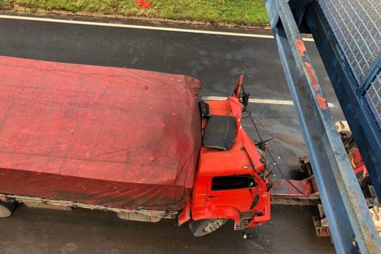 Colisão traseira entre caminhão e carreta deixa uma pessoa ferida na BR-153, em Aparecida