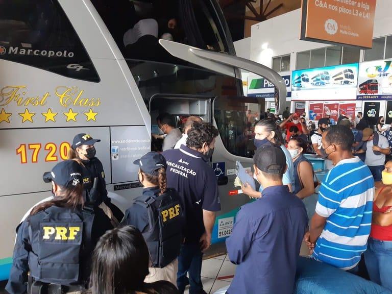 PRF e ANTT fiscalizam ônibus no terminal rodoviário de Goiânia