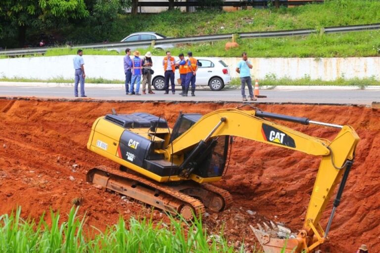 Prefeitura realiza reforma para arrumar estragos da chuva na Marginal