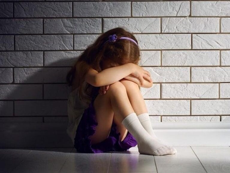 Mãe vende a filha 4 anos para estupradores