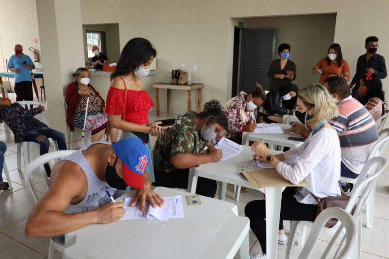 Aparecida de Goiânia: Mais 28 famílias contempladas do Agenor Modesto assinam contrato e recebem chaves das moradias