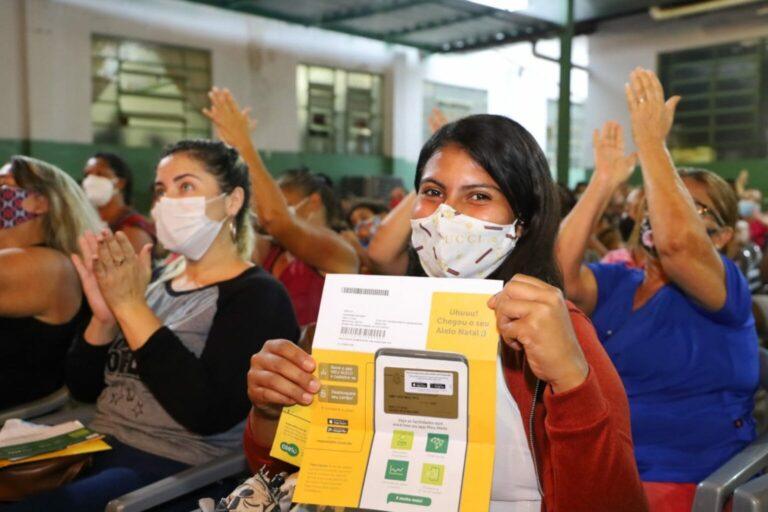 Cartões do Programa Renda Família + Mulher são entregues na Secretaria da Mulher