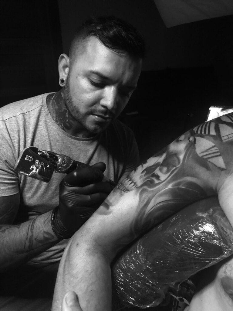 Conheça a história do tatuador Jhonatan Masters, considerado um dos melhores do Rio de Janeiro