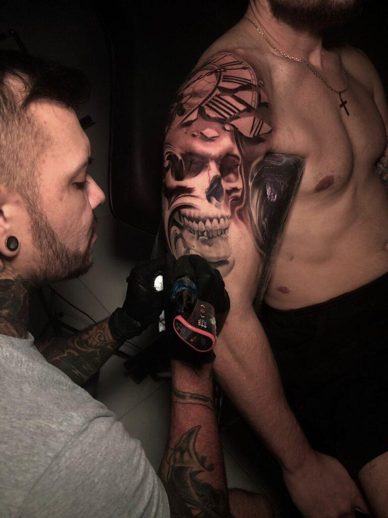 De homenagens a cicatrizes: como as tatuagens ajudam na autoestima das pessoas?