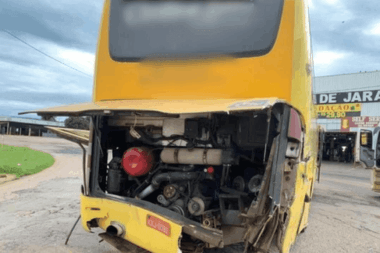 Jaraguá: Ônibus com 40 atletas se envolve em acidente na BR-153