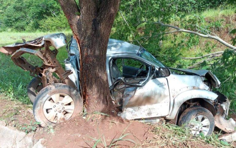 Quirinópolis: Caminhonete parte ao meio depois de bater em árvore