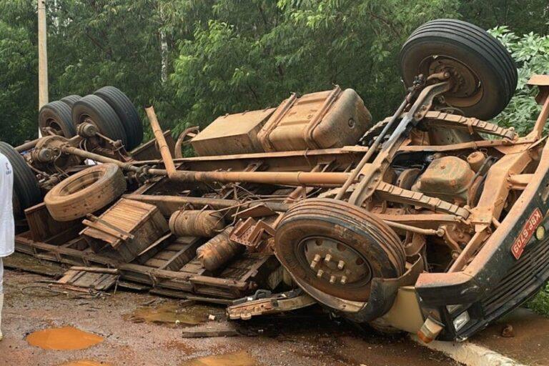 Jataí: Carreta que transportava gado tomba em sudoeste goiano