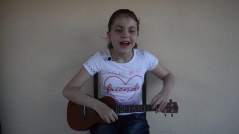 Criança com deficiência visual encanta web cantando Pintor do Mundo