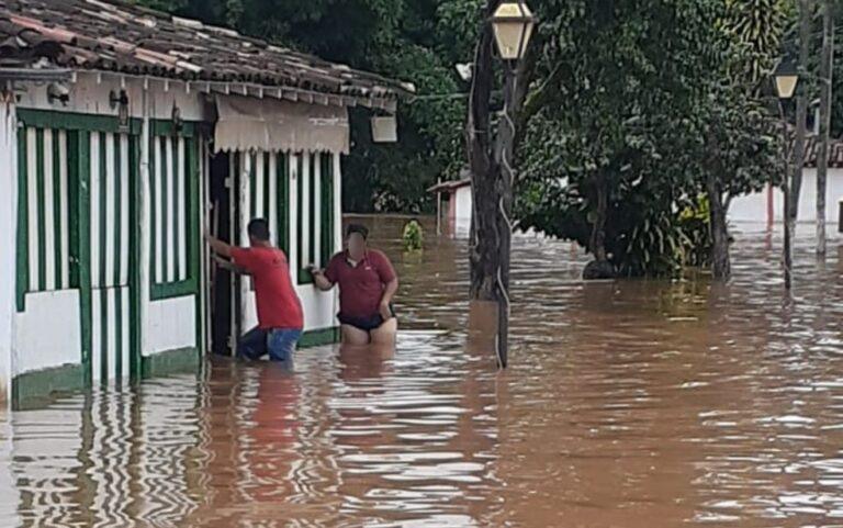 Pirenópolis: Centro da cidade alaga devido cheia de rio
