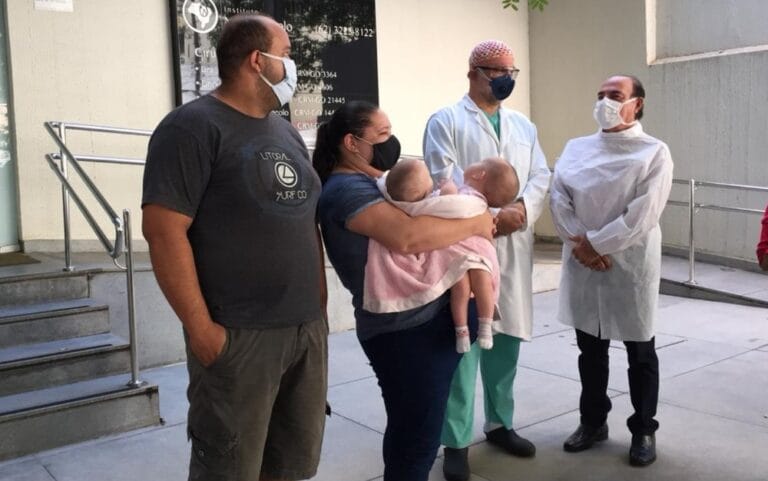 Siamesas de São Paulo unidas pelo abdômen passam pela 3º cirurgia preparatória para a separação em Goiânia