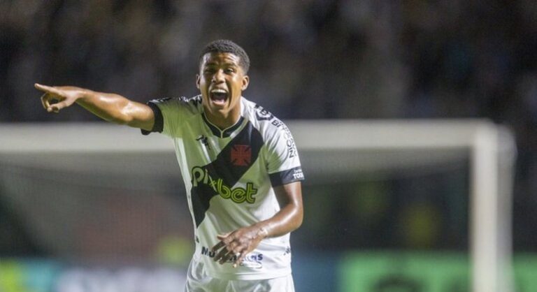 Andrey Santos estreia como titular em São Januário e eleva qualidade de passe na saída de bola do Vasco
