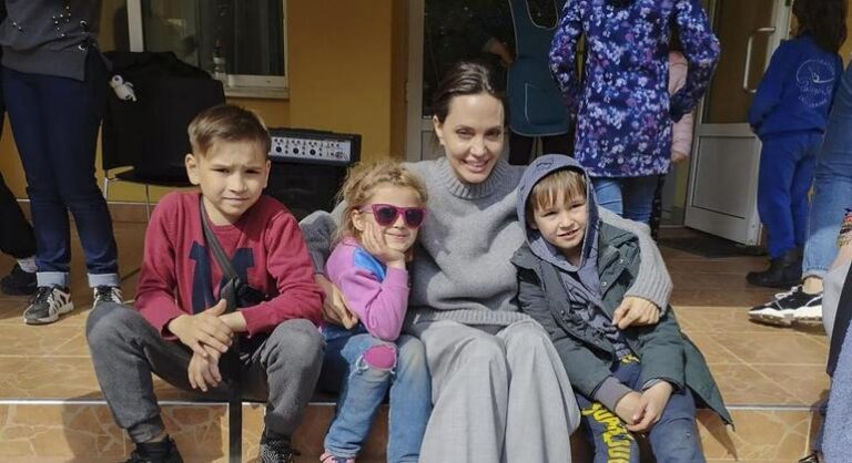 Angelina Jolie visita crianças feridas e voluntários ucranianos em Lviv