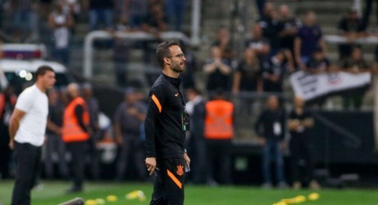 Após vencer o Boca, ‘técnico provisório’ do Corinthians diz que objetivo é aumentar a intensidade