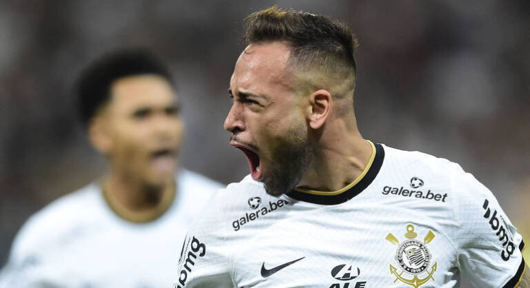 Autor de 2 gols, Maycon exalta torcida em vitória do Corinthians