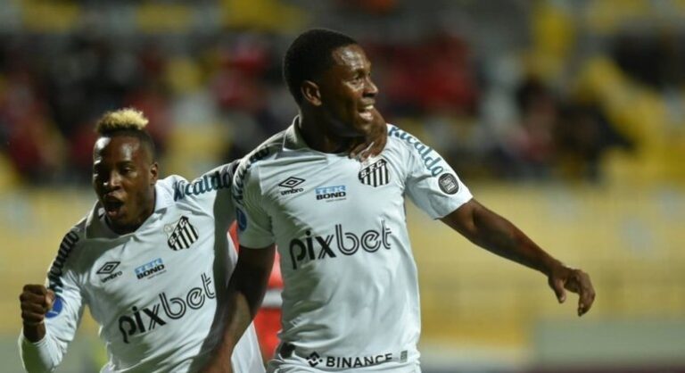 Autor do gol do Santos, Angulo comemora ponto fora de casa