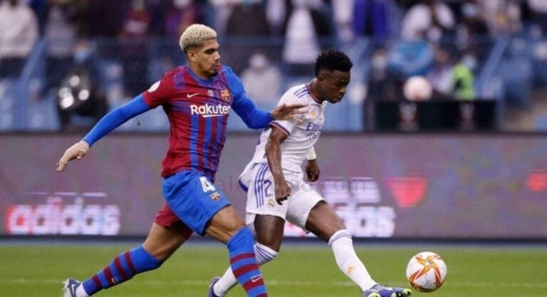 Barcelona renova contrato com Ronald Araújo até 2026