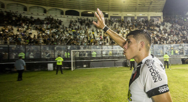 Carlos Palacios celebra estreia e primeira vitória do Vasco na Série B