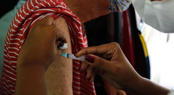 Covid-19: Rio aplica segunda dose de reforço em idosos com 70 anos
