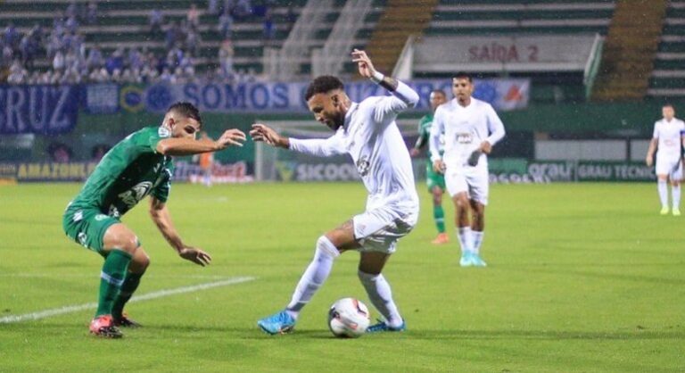 Cruzeiro faz bom jogo, vence a Chape fora de casa e termina rodada no G4 da Série B pela 1ª vez desde 2020