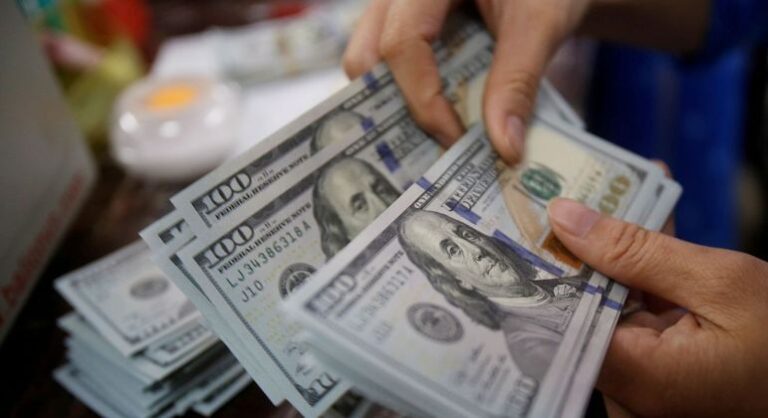 Dólar à vista fecha em queda de 0,43%, a R$4,96