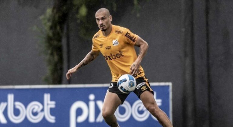 Em alta no Santos, Maicon ainda não fez falta no Brasileirão